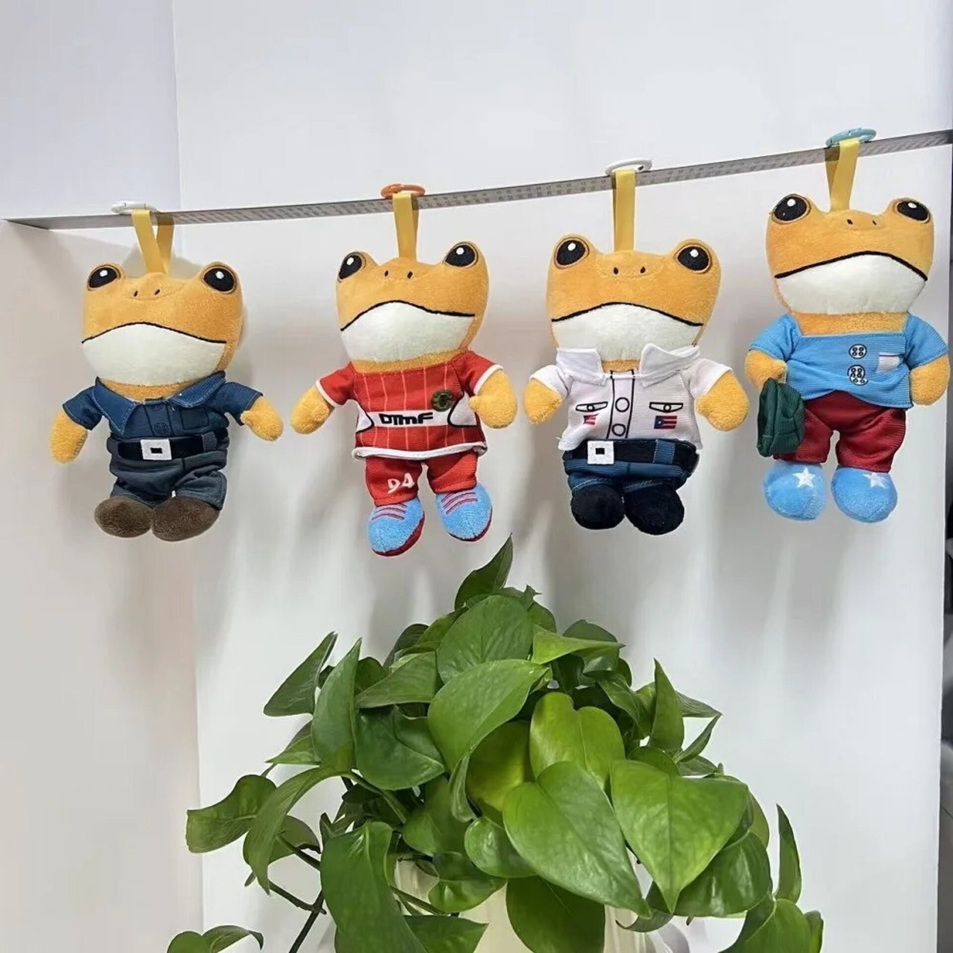 Peluche Bad Bunny Sapo: Red Jersey #23 🏀 - 3